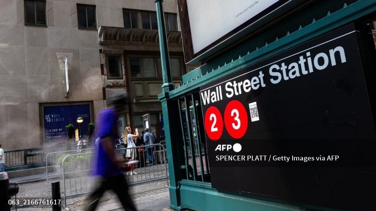 Stock markets rally, oil prices slide